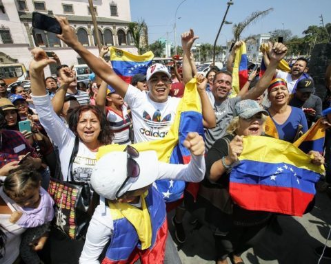 Venezuelans marched in Lima to demand the release of political prisoners and elections