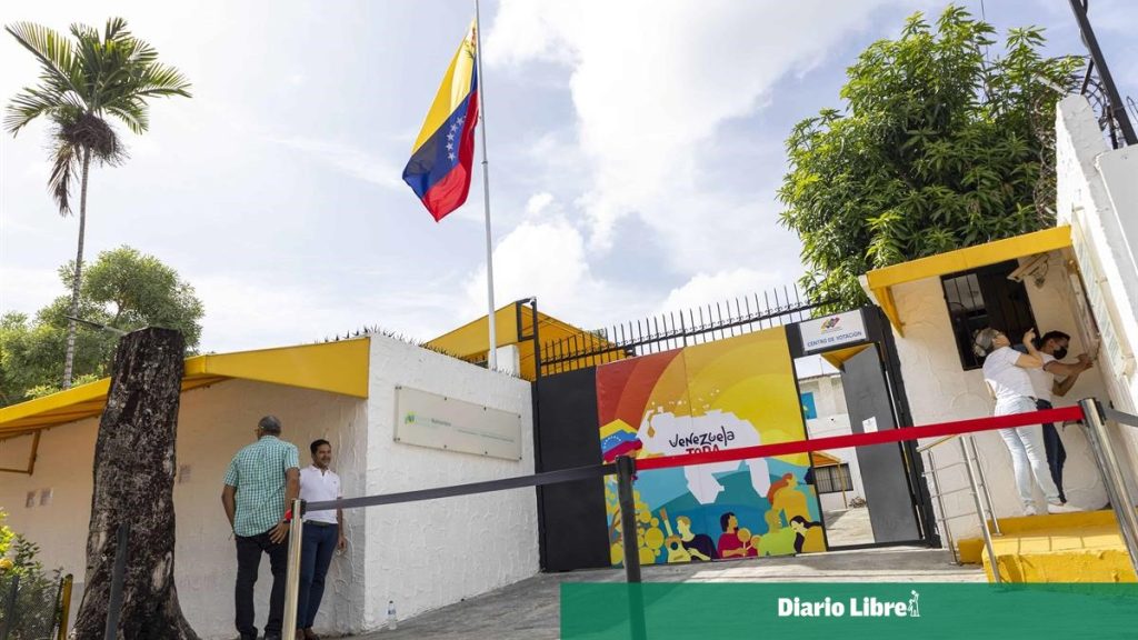 Venezuelans see relief in decision to reconnect flights from the DR