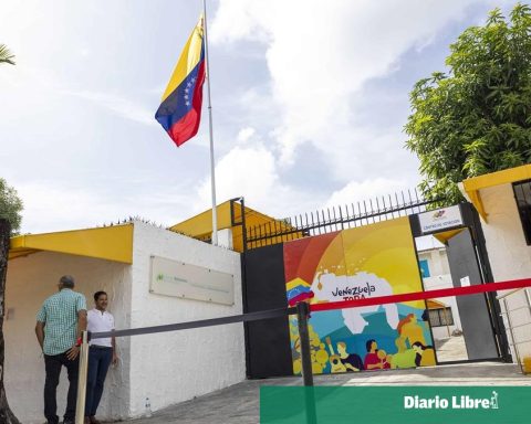 Venezuelans see relief in decision to reconnect flights from the DR