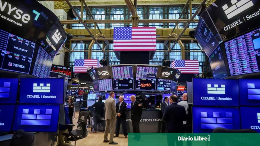 Wall Street closes unevenly awaiting employment data