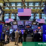 Wall Street closes unevenly awaiting employment data