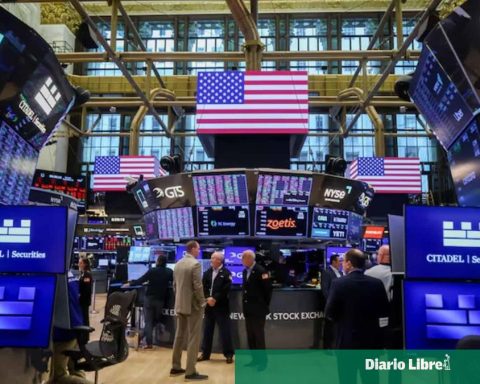 Wall Street closes unevenly awaiting employment data