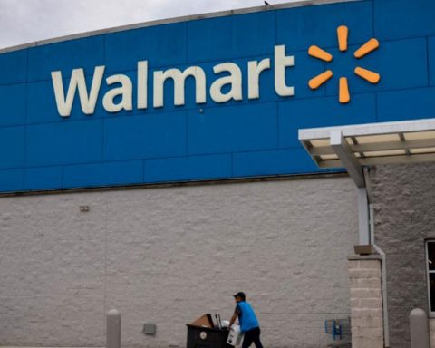 Walmart becomes the first retailer to enter the trillion-dollar club