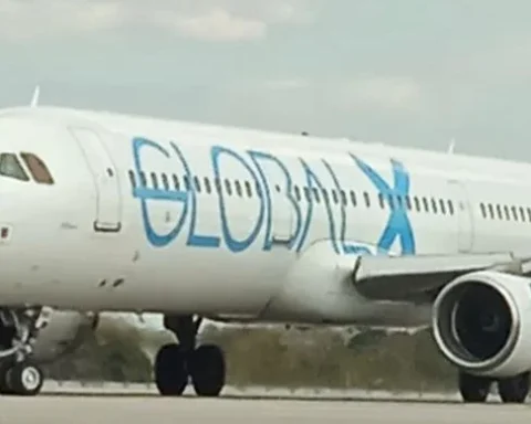 Avión en el que arribaron a La Habana los eportados