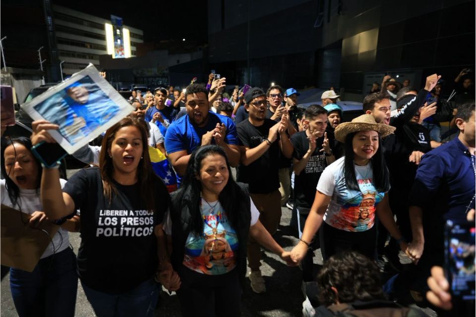 "We are not afraid": released prisoners arrive at Zone 7 and relatives deliver a list of prisoners