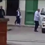 Un acto de repudio contra Mike Hammer (quien aparece subiendo a su auto) el pasado 1 de febrero