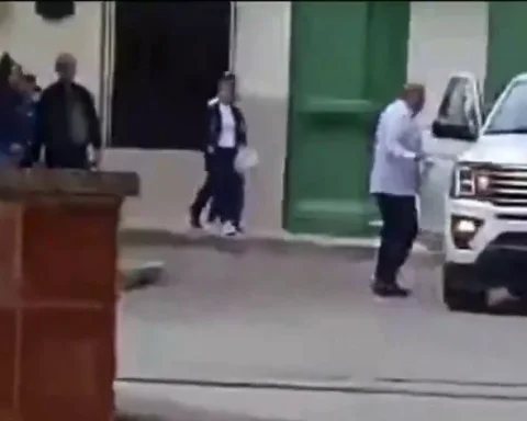 Un acto de repudio contra Mike Hammer (quien aparece subiendo a su auto) el pasado 1 de febrero