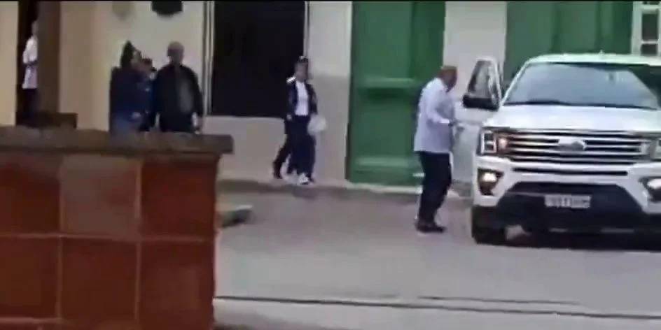 Un acto de repudio contra Mike Hammer (quien aparece subiendo a su auto) el pasado 1 de febrero