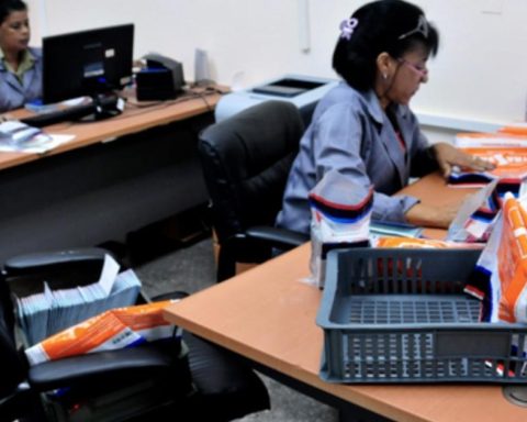 Well-placed green bills speed up the procedures to obtain an identity card