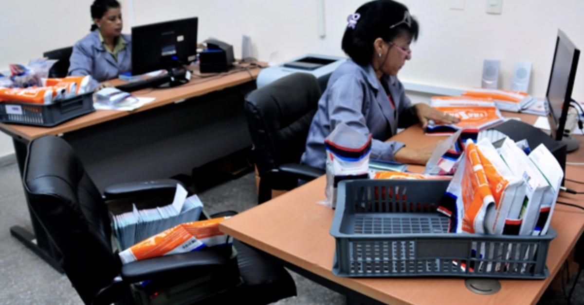 Well-placed green bills speed up the procedures to obtain an identity card