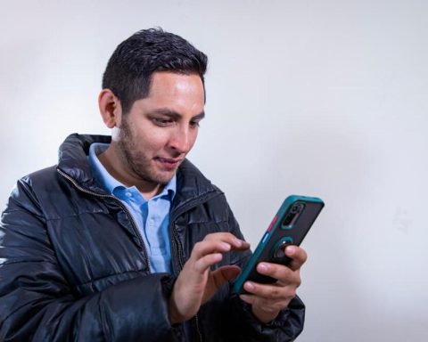 Which was the operating company with the best performance in mobile internet service in 2025?