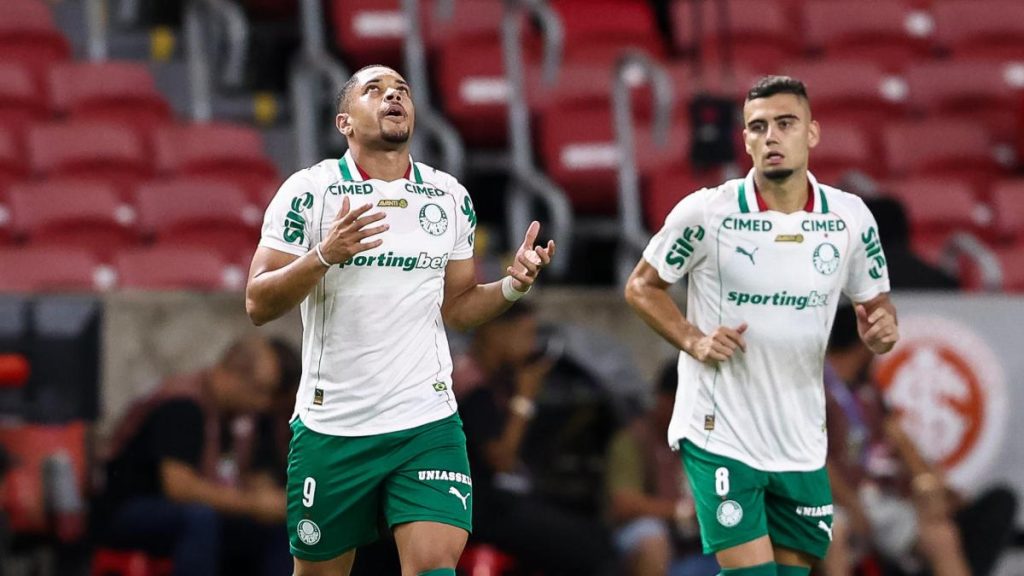 While Vitor Roque makes Palmeiras leader, Neymar's Santos sinks