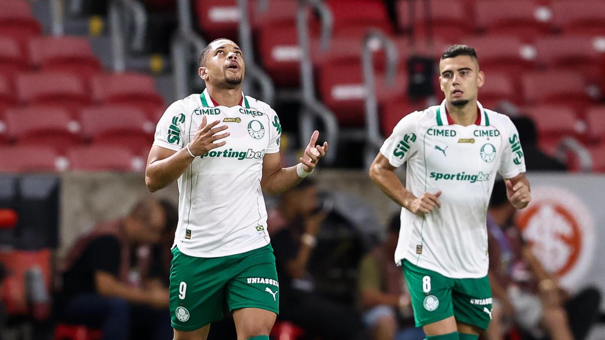 While Vitor Roque makes Palmeiras leader, Neymar's Santos sinks