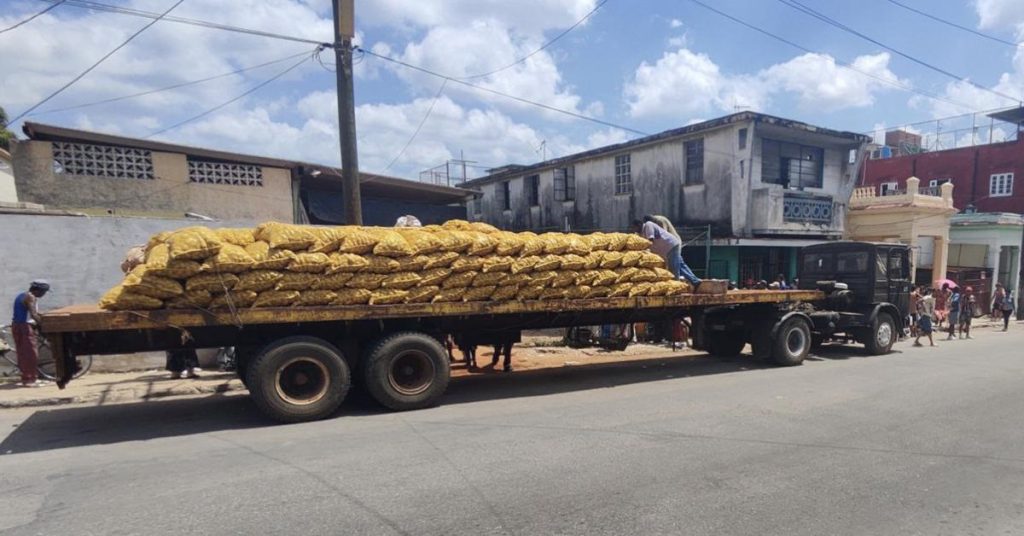 Without fuel, trucks cannot remove the goods that are accumulating in the port of Mariel