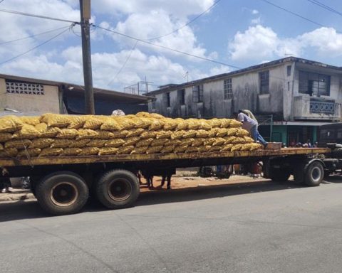Without fuel, trucks cannot remove the goods that are accumulating in the port of Mariel