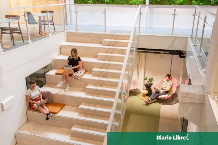 Work in 2026: hybrid model, AI and well-being will set the trend