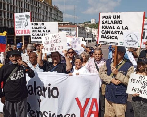 Workers demand salary increase and discussion of collective contract