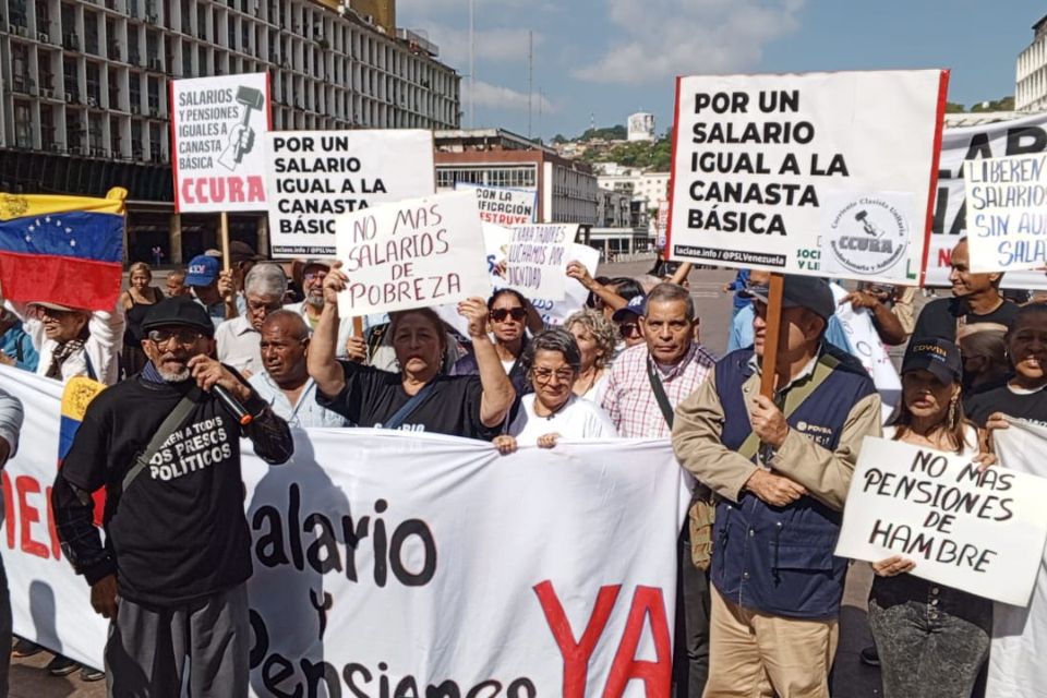 Workers demand salary increase and discussion of collective contract