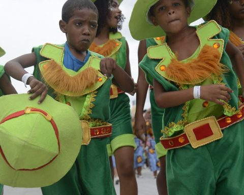 Young samba schools parade this Friday in Marquês de Sapucaí