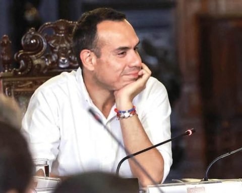 Young women obtained positions in the State after visiting José Jerí