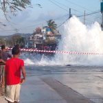 A breakdown unleashes a river in the streets of a Havana without water