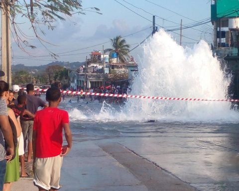 A breakdown unleashes a river in the streets of a Havana without water