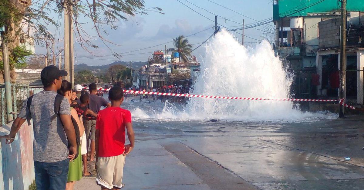 A breakdown unleashes a river in the streets of a Havana without water