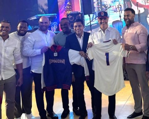 Abinader en chercha con equipo dominicano que va al Clásico Mundial