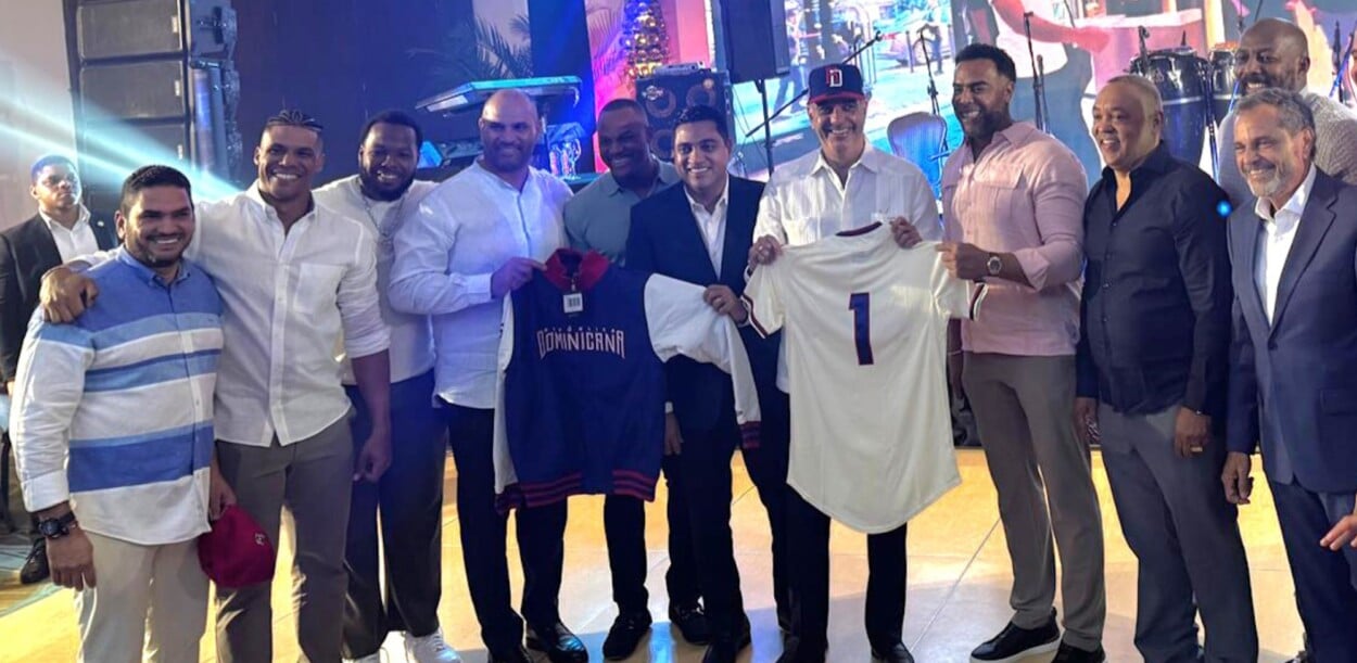 Abinader en chercha con equipo dominicano que va al Clásico Mundial