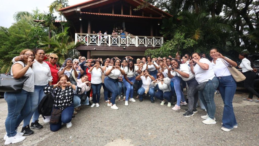 Carolina Mejía receives massive support from women in the PRM structures