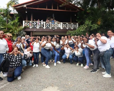 Carolina Mejía receives massive support from women in the PRM structures