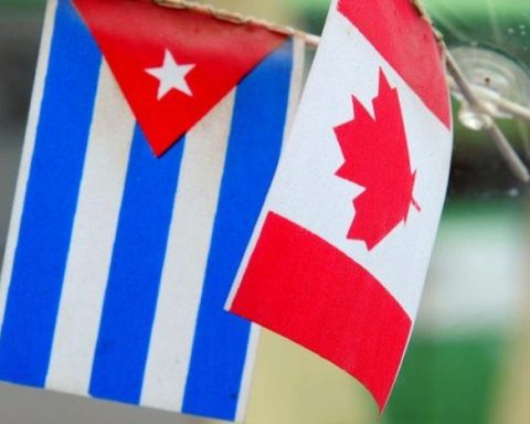 Banderas de Cuba y Canadá
