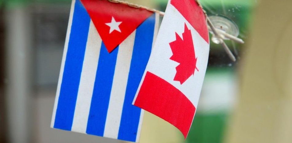 Banderas de Cuba y Canadá