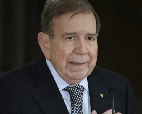 Edmundo González Urrutia suspends agenda for health reasons