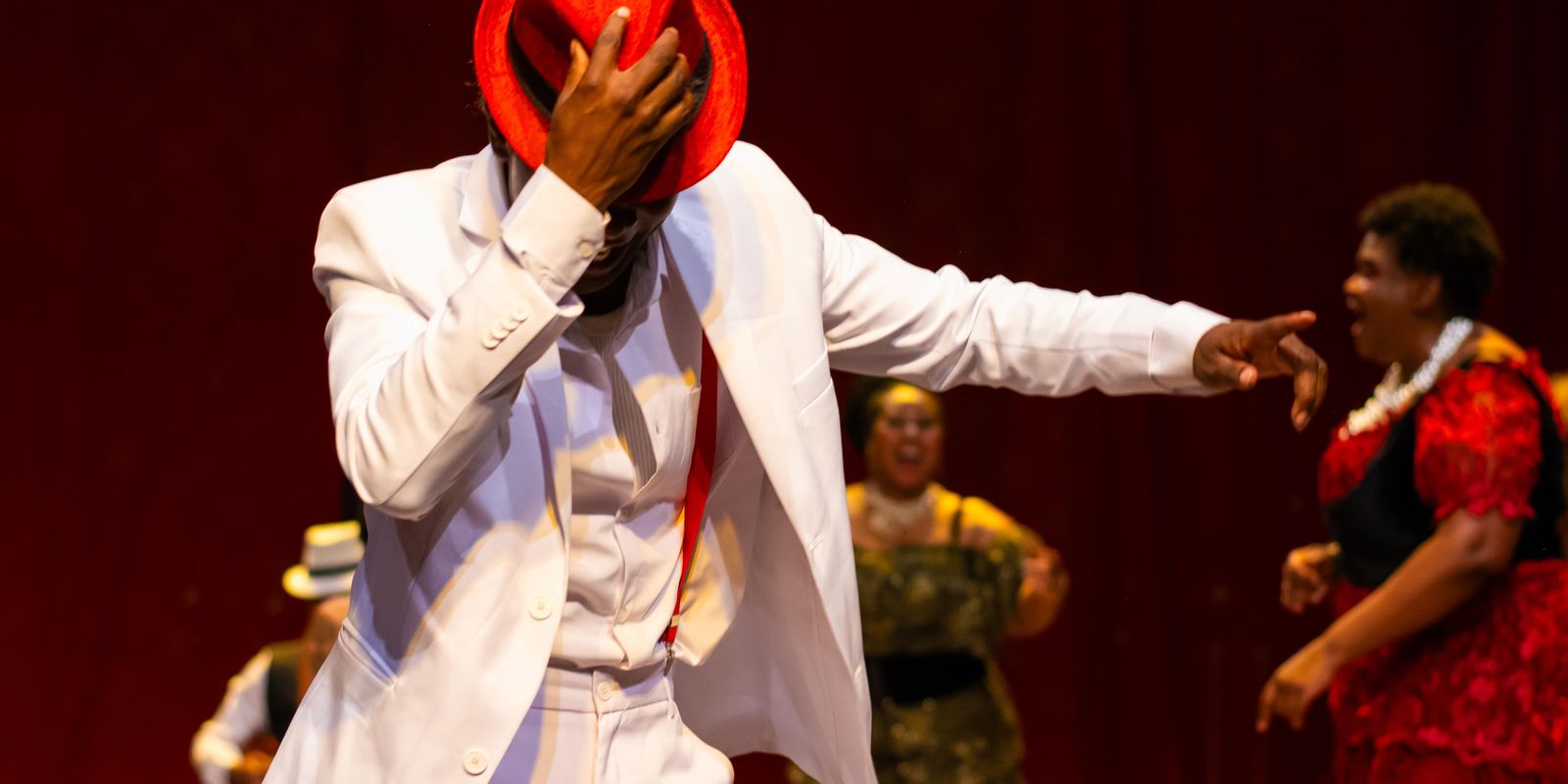 Grupo dos Dez gives a unique performance of Madame Satã in BH