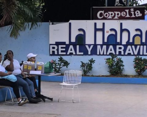 In Coppelia they no longer sell ice cream, only dry wine