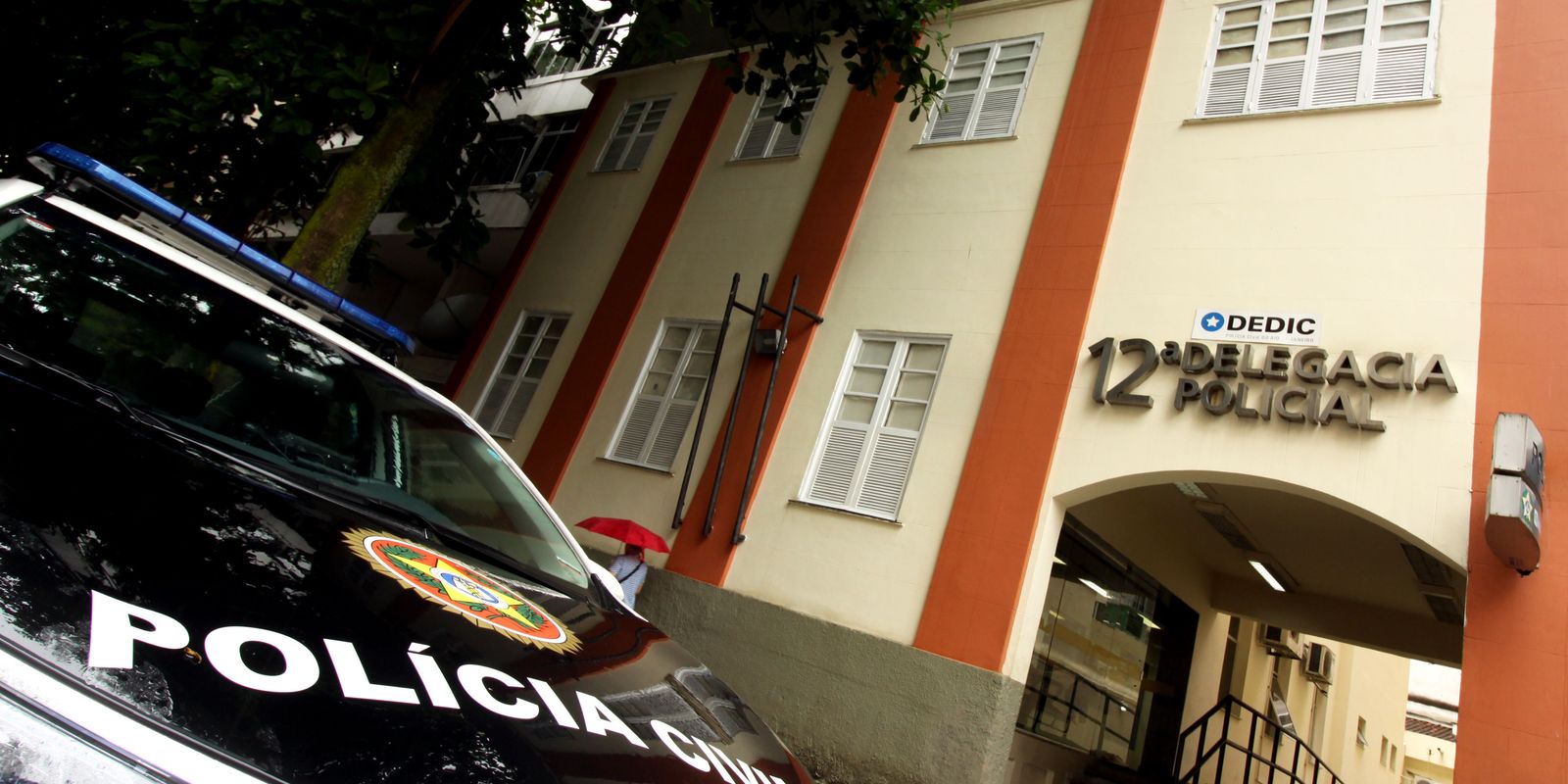 Indicted for gang rape in Rio presents himself to the police and is arrested