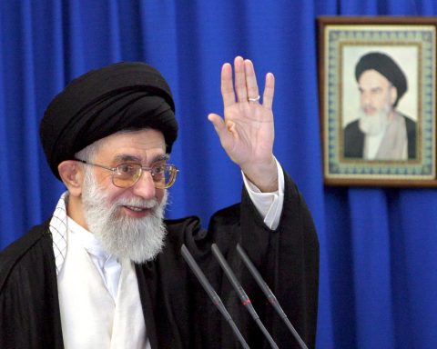 Khamenei's death in Iran is confirmed and Trump announces bombings “as long as necessary”