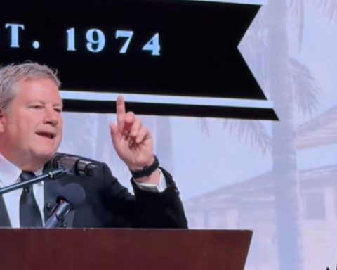 Mike Hammer en discurso de aceptación del Premio Humanitario (Captura de pantalla: Mario J Pentón - Youtube)