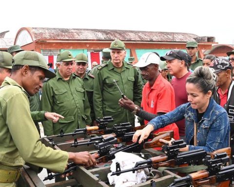 Paranoia in Havana: nighttime military caravans, mysterious trails and explosions