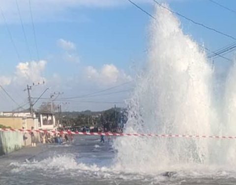 Explosión de conductora de agua en San Miguel del Padrón