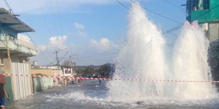 Explosión de conductora de agua en San Miguel del Padrón