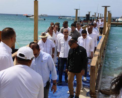 President Abinader inaugurates a tourist dock on Catalina Island and begins the construction of a beach club