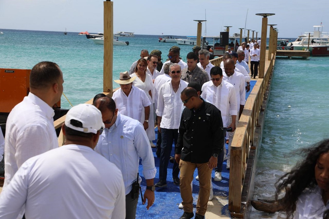 President Abinader inaugurates a tourist dock on Catalina Island and begins the construction of a beach club