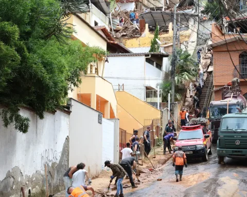 Searches in Juiz de Fora are closed; residents remain outside their homes
