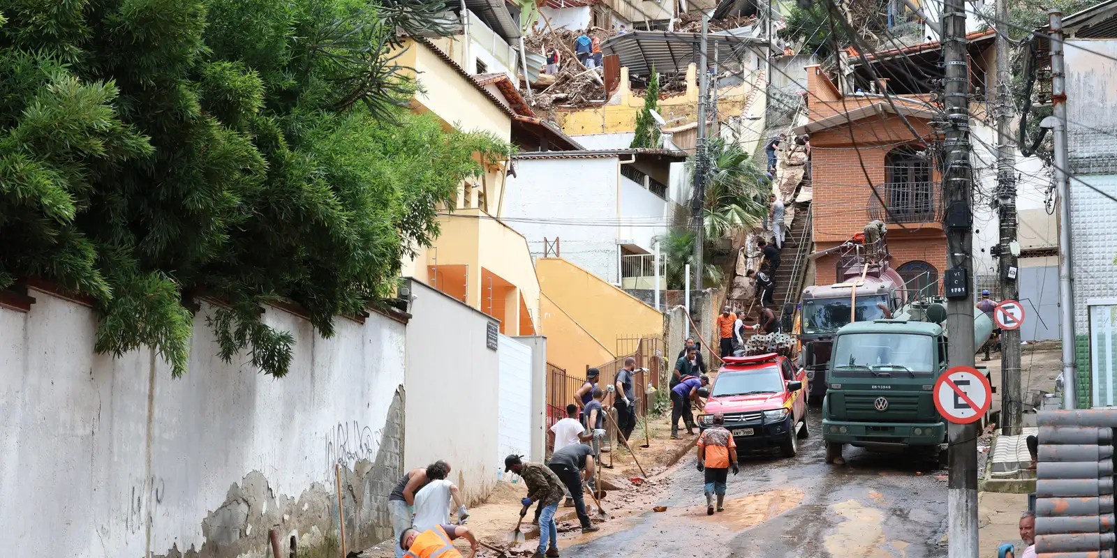 Searches in Juiz de Fora are closed; residents remain outside their homes
