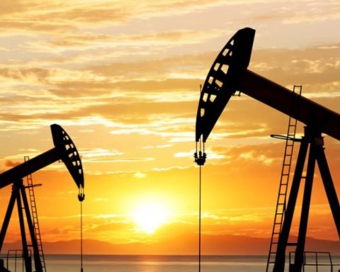 Texas oil soars 8.69% in second session after start of war in Iran