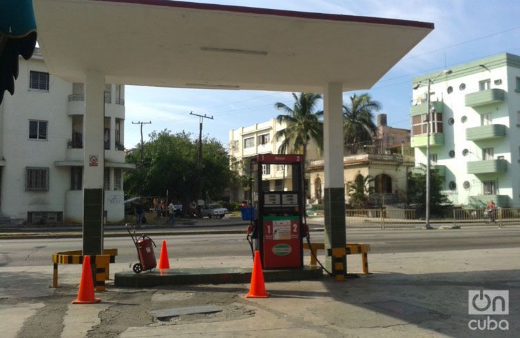 Imagen de archivo de una gasolinera sin combustible para despachar en La Habana. Foto: Archivo OnCuba.