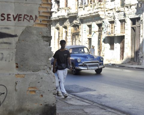 The breakdowns and the US oil siege raise power outages to record levels