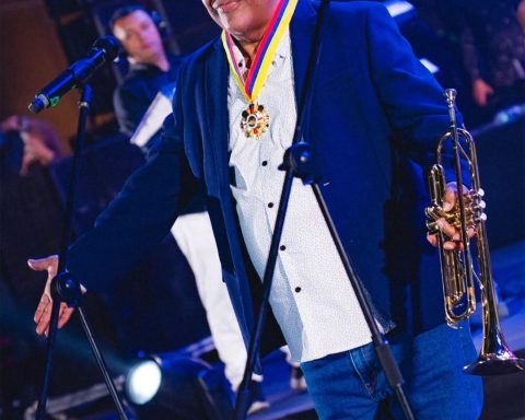 They honor the Puerto Plata maestro Wilfrido Vargas at the Atlantic Carnival in Barranquilla, Colombia